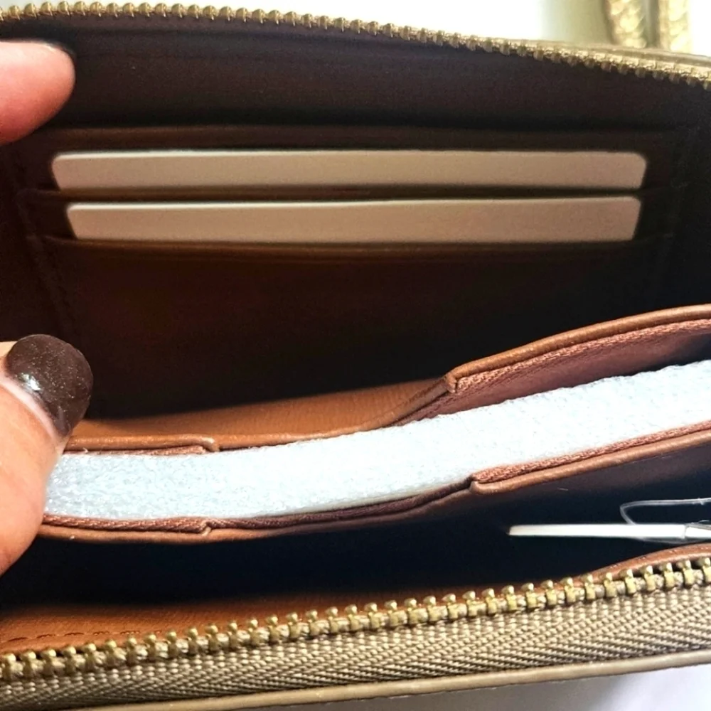 Brand New Fossil Gold Crossgrain Leather Wristlet Zip Around Wallet 6
